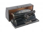 Active Petite machine à écrire allemande (c. 1913). Bel état...