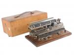 Meritt Machine à écrire (c. 1893) en métal chromé sur...