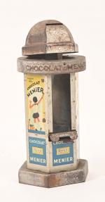 Tire-lire Chocolat Menier représentant un kiosque. (Piqures) 
H. : 26,5...