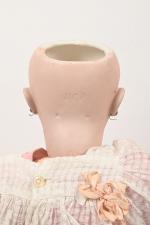 Belle poupée tête porcelaine DEP
taille 9, bouche ouverte avec dents...