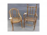 Deux fauteuils cannés : un de forme Thonet, l'autre imitation...