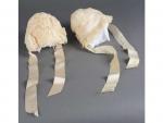 Deux bonnets de bébé en mousseline avec incrustations de dentelle...