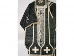Vêtements liturgiques noirs Taffetas appliqué de galons argent, comprenant :...