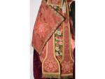 Vêtements liturgiques rouges Taffetas damassé avec applications de tapisserie aux...