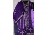 Vêtements liturgiques violet Taffetas damassé appliqué de galons argent sur...