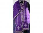 Vêtements liturgiques violet Taffetas damassé appliqué de galons argent sur...