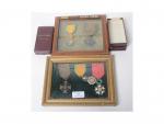 Lot comprenant deux cadres renfermant médailles militaires, croix de guerre...