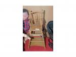 Petite chaise haute pliante en bois ciré. H. 48 cm.
