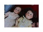 Deux poupées tête porcelaine Limoges, yeux de sulfure bleus, habits,...