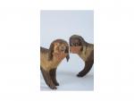 Allemagne ? deux chiens en bois sculpté polychrome