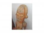 Afrique, grande statue en bois. H. 106 cm.