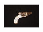 Joli revolver calibre 8 mm, carcasse joliment gravée, plaquettes en...