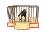 La cage au gorille en bois peint et métal,