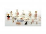 Dix-sept objets miniatures en verre