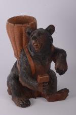 Ours en assis avec une hotte sur le dos
en bois...