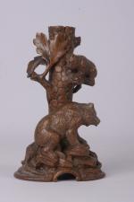 Support de vase cornet en bois sculpté
représentant une ourse et...