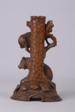 Support de vase cornet en bois sculpté
représentant une ourse et...