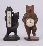 Baromètre et pendulette figurant deux ours dressés en bois sculpté....