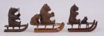 Trois petits ours sur des luges 
en bois sculpté patiné,...
