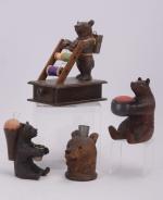 Quatre objets pour couturière 
figurant des ours en bois sculpté:...