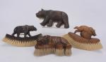 Quatre brosses en bois sculpté à décor d'ours marchant ou...