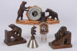 Quatre sujets en bois sculpté figurant des ours: 
Baromètre aux...