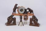 Quatre sujets en bois sculpté figurant des ours: 
Baromètre aux...