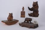 Trois accessoires de bureau en bois sculpté à décor d'ours:...