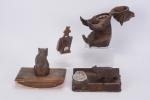 Trois accessoires de bureau en bois sculpté à décor d'ours:...