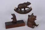 Trois accessoires de bureau en bois sculpté à décor d'ours...