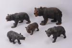 Cinq ours marchant gueule ouverte 
en bois sculpté certains partiellement...