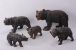Cinq ours marchant gueule ouverte 
en bois sculpté certains partiellement...