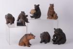Sept ours assis en bois sculpté, 
certains la gueule rehaussée...