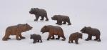 Sept petits ours marchants en bois sculpté 
certains partiellement polychrome....