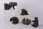 Six ours assis ou marchant en bois sculpté, certains polychromes....