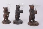 Trois vases cornets
monture en bois sculpté  figurant des ours...
