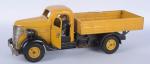 Vébé, camion benne mécanique
en tôle jaune, avec conducteur, pneus caoutchouc....