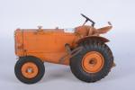 C.I.J, tracteur Renault mécanique
orange. Etat grenier.