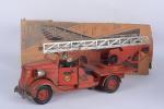 Vébé, camion de pompiers grande échelle
avec deux personnages en composition...