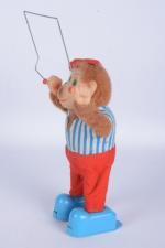 Japon, singe sauteur à la corde
Battery toy vêtu. H. 25...