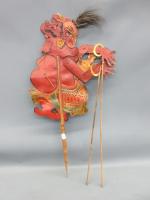 Marionnette indonésienne. H. 53 cm.
Et jouets divers dont jouets d'adresse...