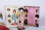 japon : poupée en costume traditionnel japonais
avec éventail. Dans sa...