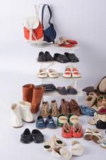 Important lot de chaussures, sandales et bottes.
en cuir, toile ou...