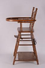 Chaise haute pliante
en bois ciré, rare dossier à décor de...