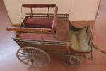 Beau chariot pour enfant
sur roues en bois cerclées fer, deux...