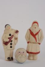 Trois celluloïd : Pierrot joueur de guitare (16 cm),
Père Noël...