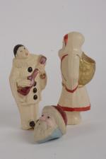 Trois celluloïd : Pierrot joueur de guitare (16 cm),
Père Noël...