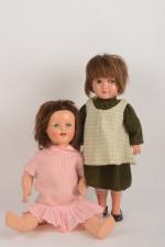 Deux poupées rhodoïd (46 cm) : 
fillette Raynal yeux bleus...