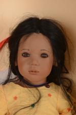 Annette Himstedt, "Amila"
poupée indienne en vinyle, yeux de verre, dans...