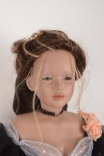 Ivana Lenz, poupée d'artiste signée "Wilfrid"
en porcelaine avec grande robe...
